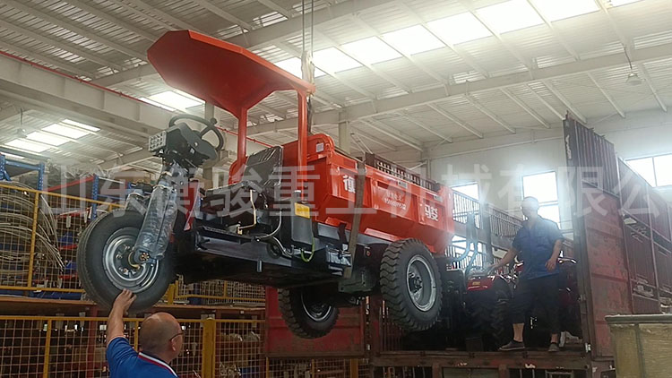  兩臺載重3噸電動三輪車發貨云南